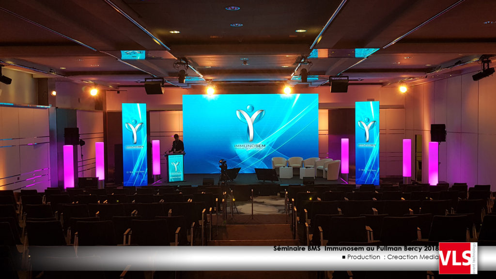 Mur led pitch 2.9 6m x 3m50 avec totem led en 2.9 1m x 3m50, pupitre led led, convention, seminaire medicale